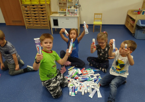 06 Dzieci z pastami do zębów